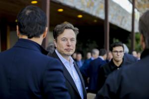 Elon Musk bị đám đông la ó