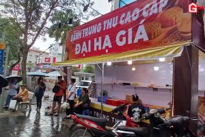Bánh Trung thu đại hạ giá khiến lượng khách mua tăng đột biến
