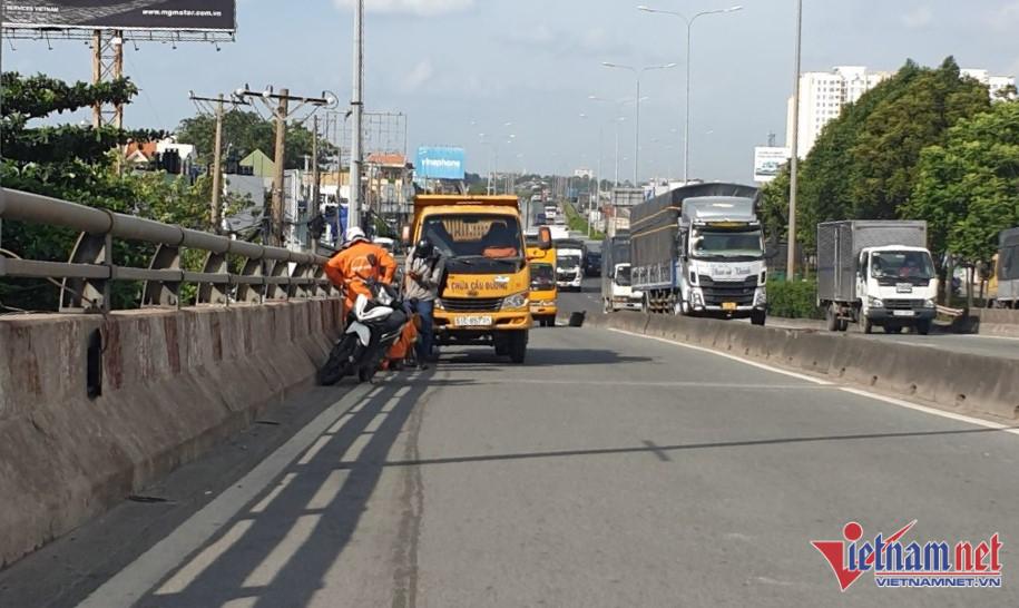 Nắp chắn rác trên cầu Bình Phước bị mất được lắp đặt mới