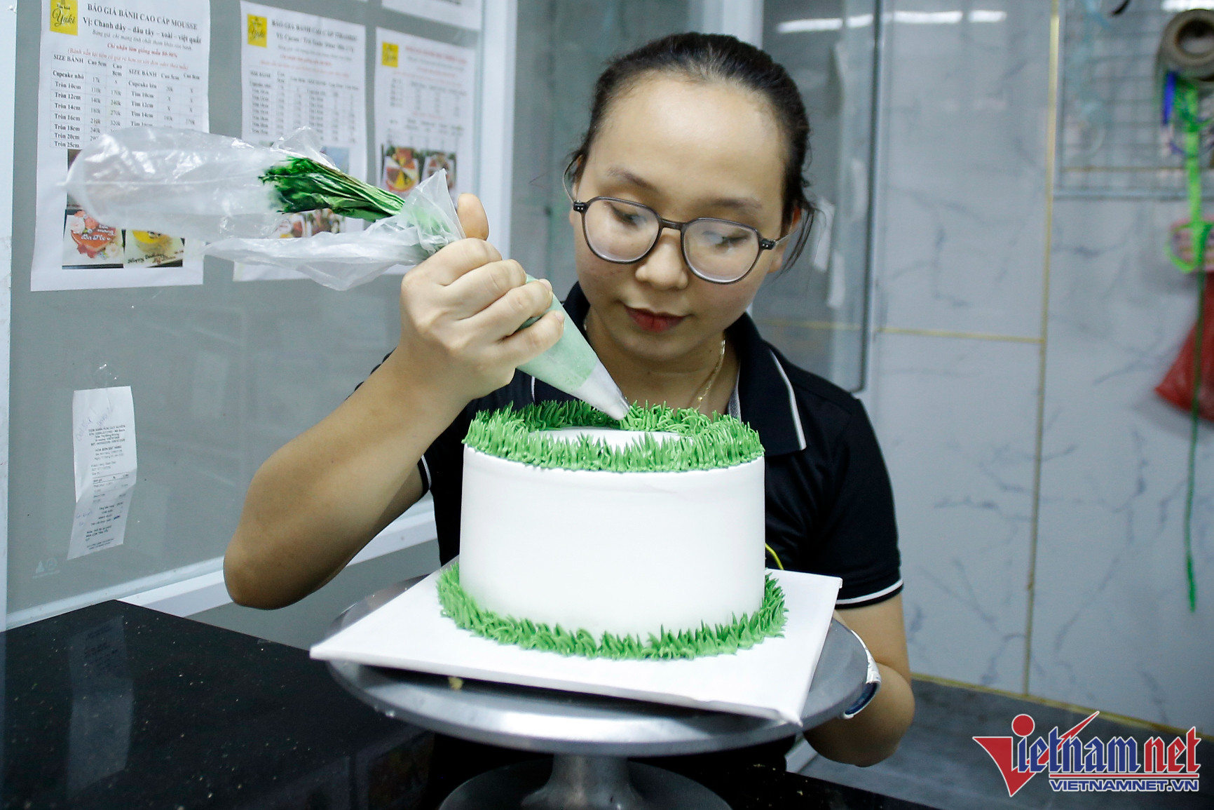 Nữ 9x khuyết tật với 2 tấm bằng ĐH, 'bà chủ' tiệm bánh hút khách