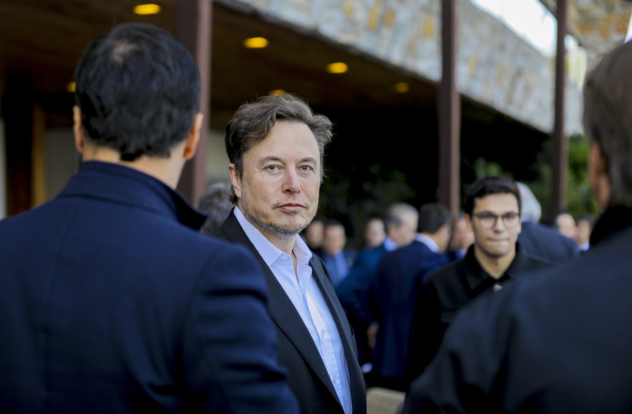Elon Musk bị đám đông la ó
