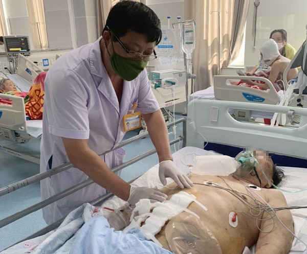 Người đàn ông bị thủng trực tràng do dùng vòi xịt sai cách