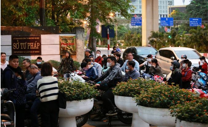 Người dân Hà Nội xếp hàng từ 4h sáng chờ làm lý lịch tư pháp