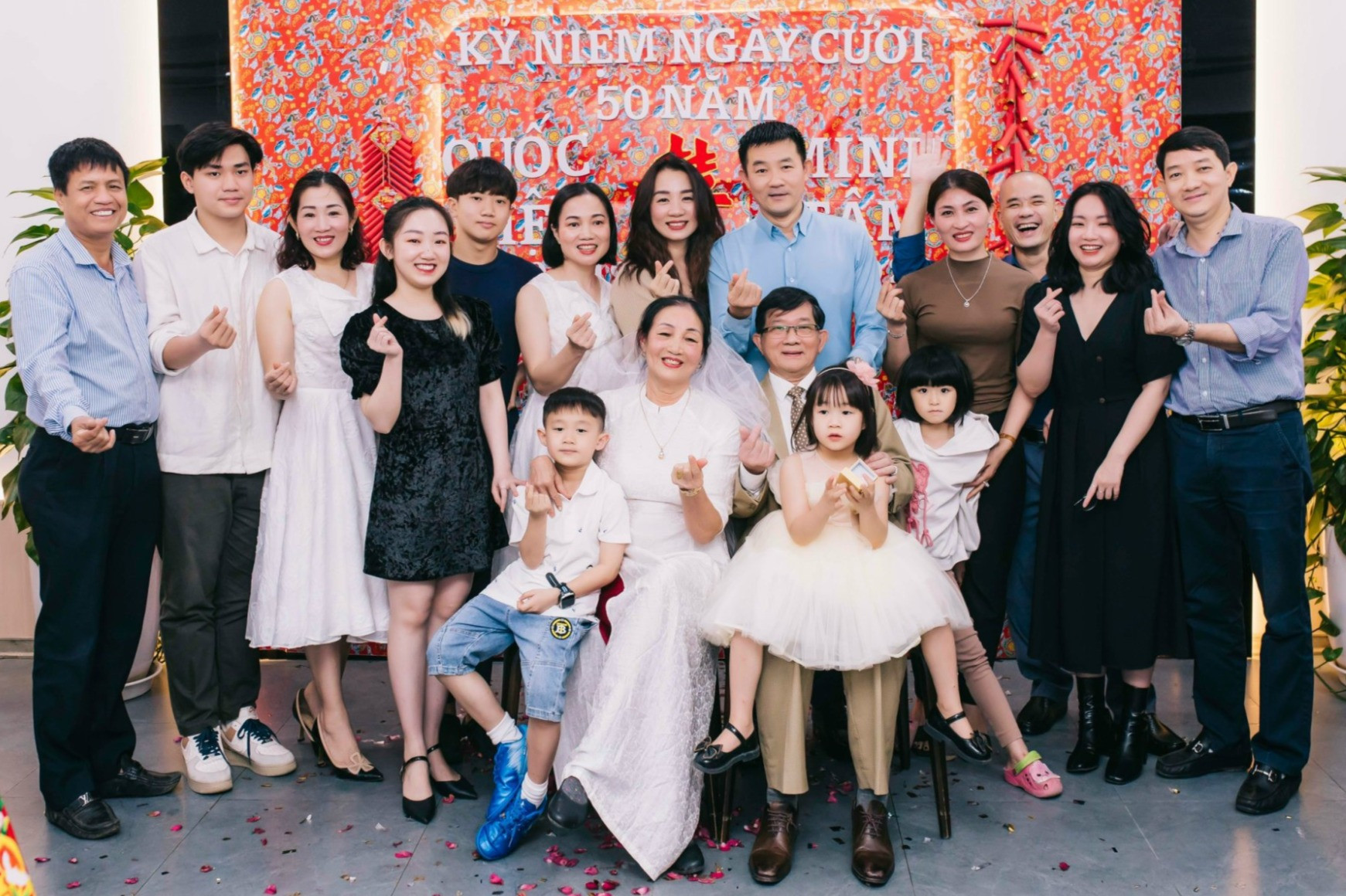 Các con bí mật mua nhẫn kim cương, trang trí lễ cưới thời xưa cho bố mẹ