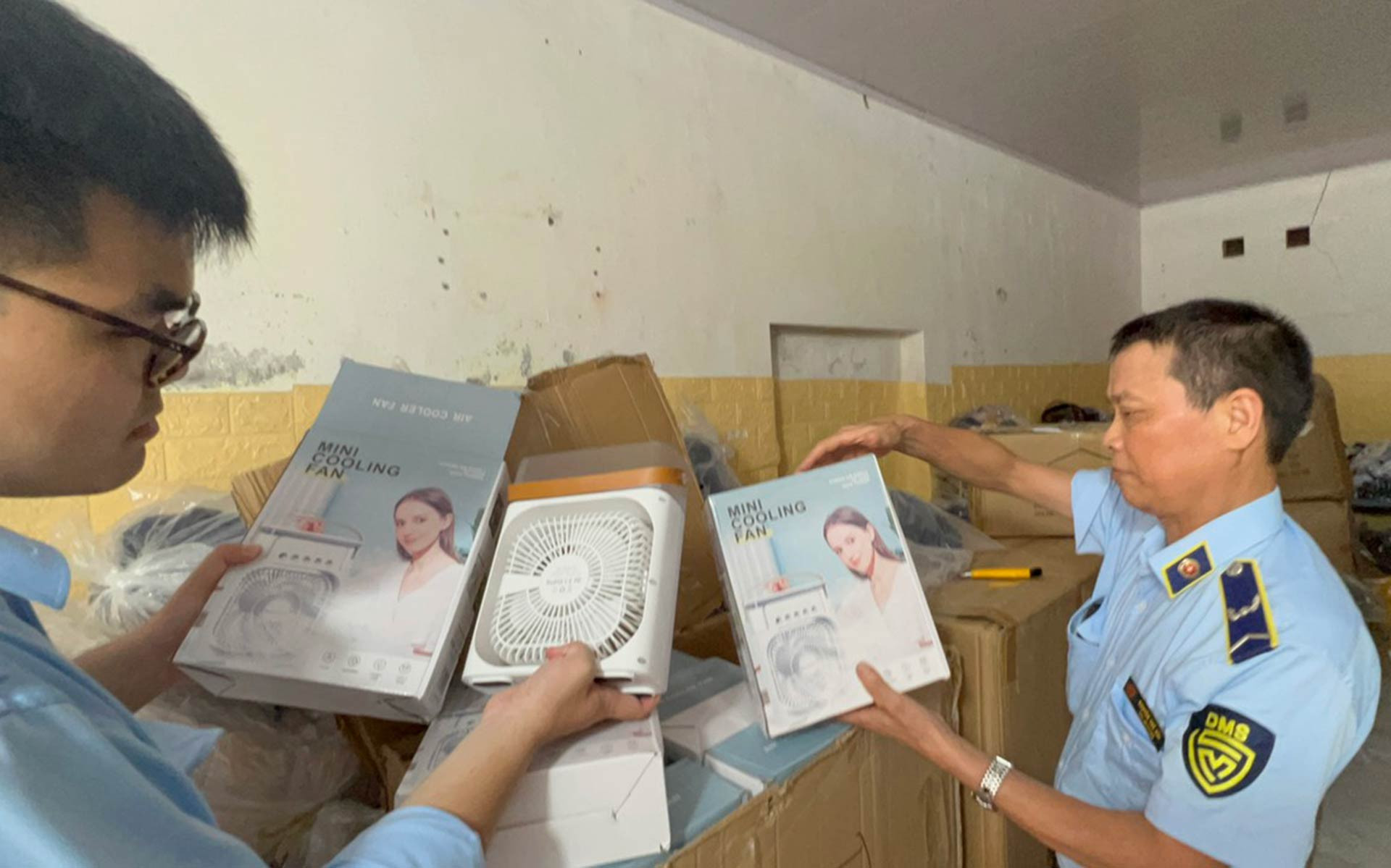 Phát hiện lượng lớn quạt điện không rõ nguồn gốc xuất xứ ở Hà Nội