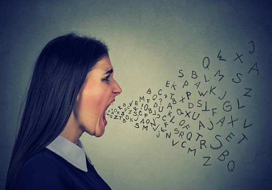 Bố chồng quấy rối con dâu, mẹ chồng còn bảo...