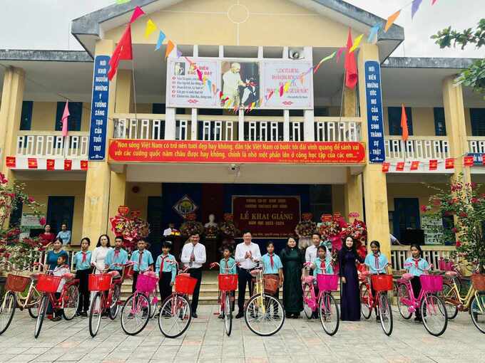 Học sinh nghèo huyện miền núi Thừa Thiên Huế được tặng xe đạp trong ngày khai giảng