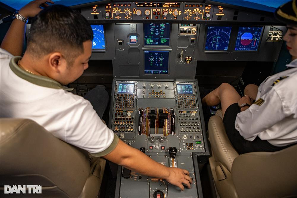 Người Hà Nội chi tiền triệu lái máy bay Airbus cảm giác rung lắc như thật
