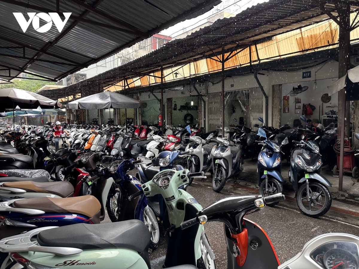 Dân buôn ngáp vặt”, lướt điện thoại đợi khách
