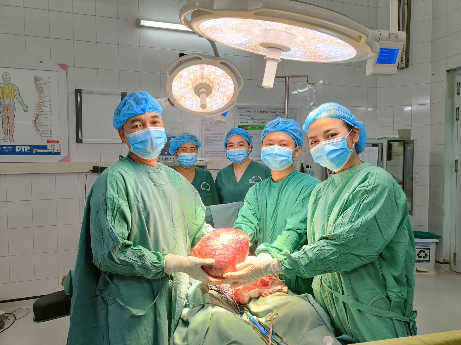 Từ sự việc người đàn ông mang khối u tinh hoàn hơn 4kg: Dấu hiệu nào nhận biết?