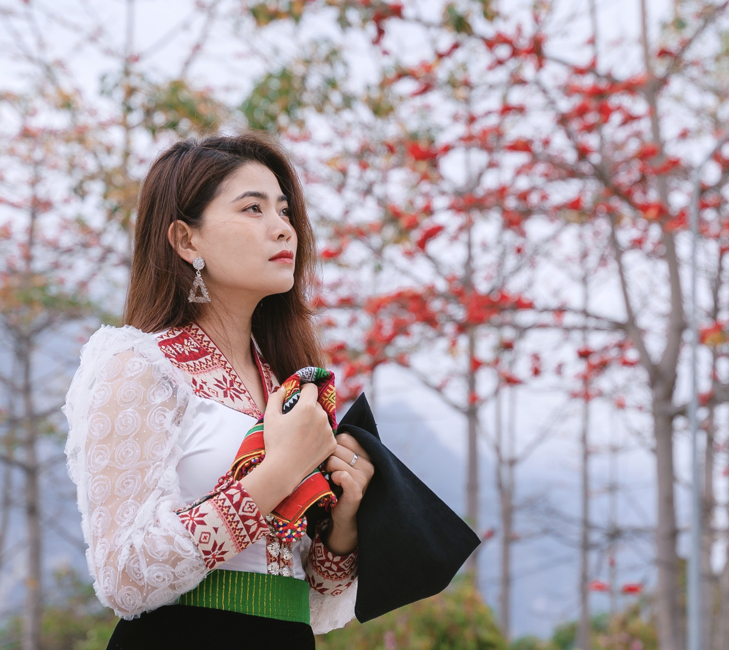 Nữ ca sĩ dân tộc Thái, Hà Thơm ra MV “Khói lam chiều” nhân ngày 8/3