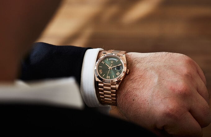 Bỏ chứng khoán đầu tư... đồng hồ Rolex