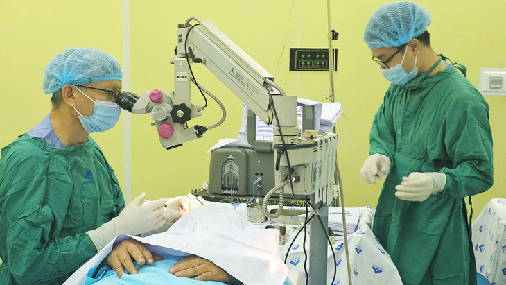 Nhiều người khó khăn thuộc diện chính sách tại TP.HCM được mổ mắt miễn phí
