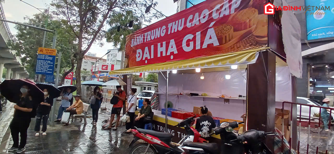 Bánh Trung thu đại hạ giá khiến lượng khách mua tăng đột biến