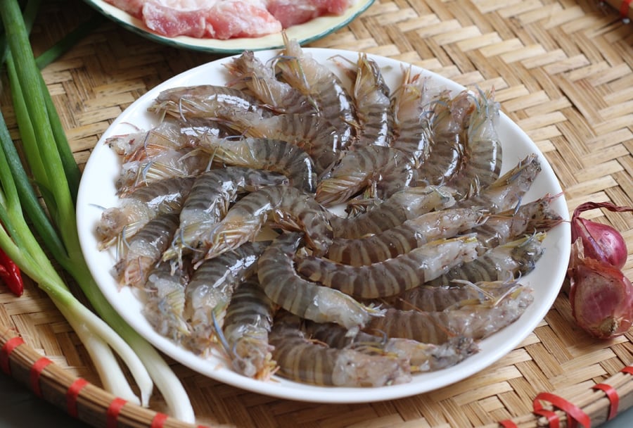 Rang tôm cho thêm 1 thứ vào chảo, tôm lên màu đỏ au, giòn thơm nức mũi